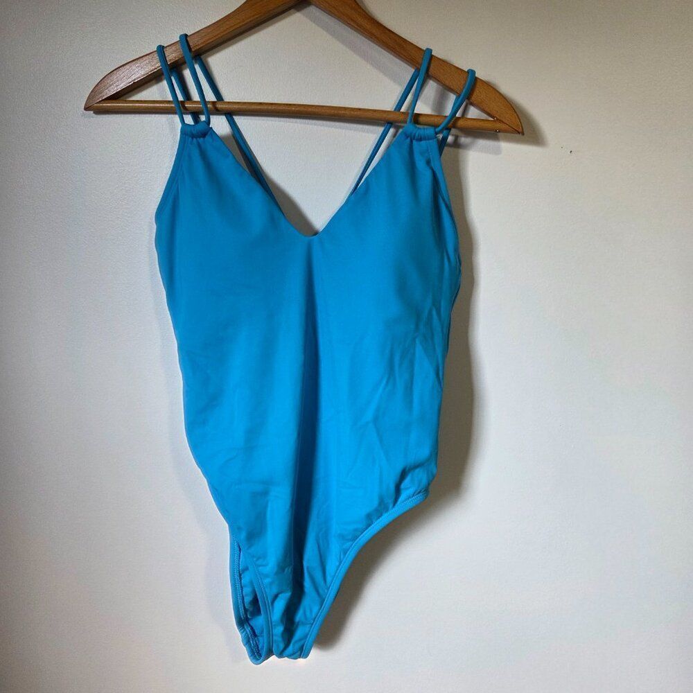 NEW NEVER WORN SHADE AND SHORE BLUE STRAPPY ONE PIECE SWIMSUIT SIZE M